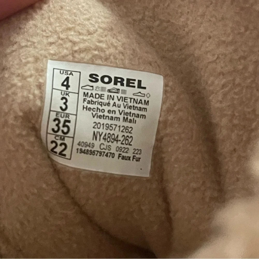 NWT Sorel Faux Fur Lined Boots Girls Size 3 and 4